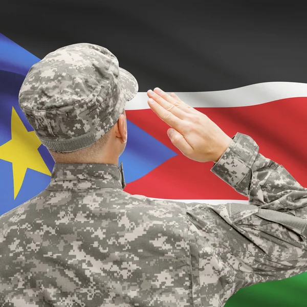 Soldaat in hoed geconfronteerd met nationale vlag serie - Zuid-Soedan — Stockfoto