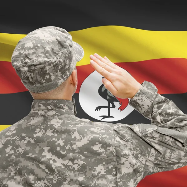 Soldato in cappello fronte bandiera nazionale serie - Uganda — Foto Stock