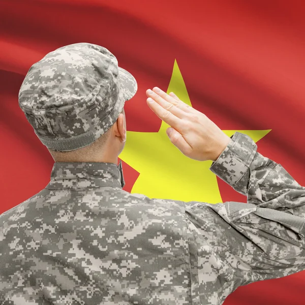 Żołnierz w kapeluszu w obliczu flagi narodowej serii - Wietnam — Zdjęcie stockowe
