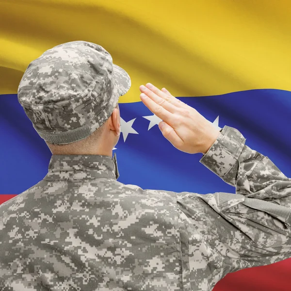 Soldat au chapeau face à la série des drapeaux nationaux - Venezuela — Photo