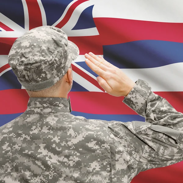 Soldier saluting to US state flag series - Hawaii — Stock Photo, Image