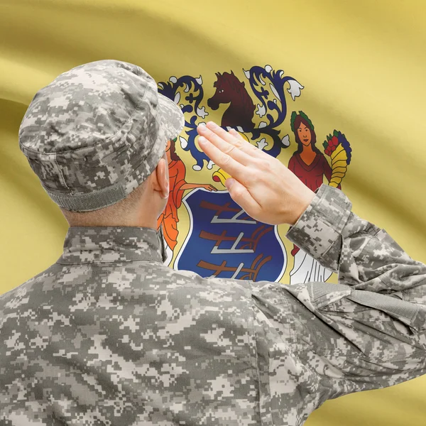 Soldat salutera oss statligt flagga serien - New Jersey — Stockfoto