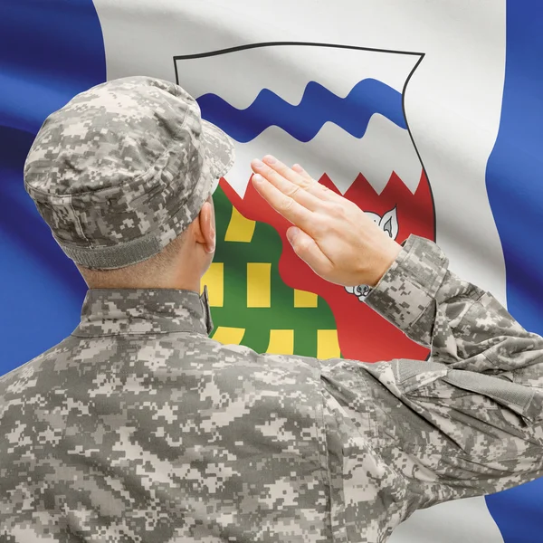 Soldat salutieren zu Canadial Provinz Flagge Serie - Nordwest-Te — Stockfoto