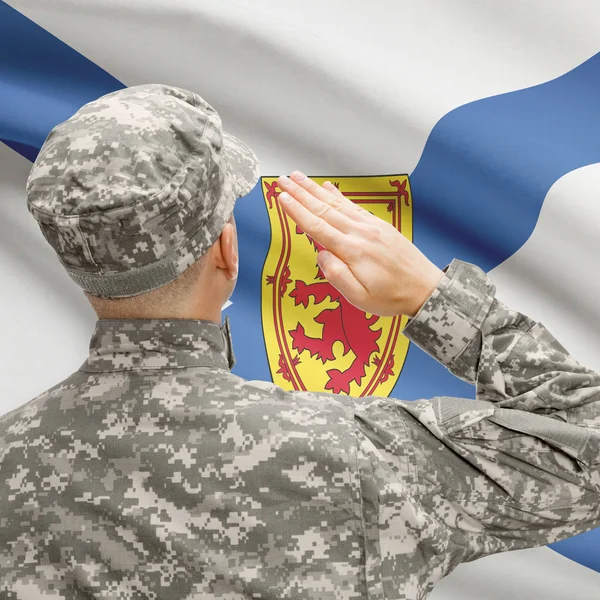 Soldado saludando a la provincia de Canadial la bandera de la serie - Nueva Escocia — Foto de Stock