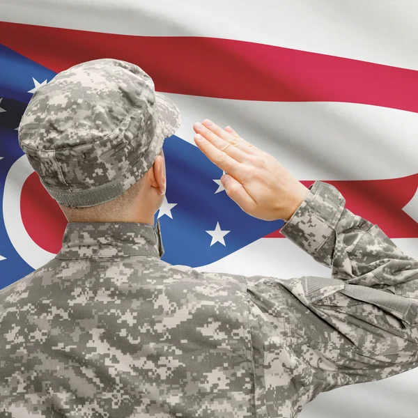 Солдат, салютование нам государства флага серии - Огайо — стоковое фото