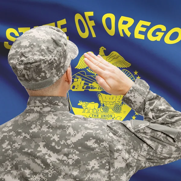 Soldat saluant nous série des drapeaux État - Oregon — Photo