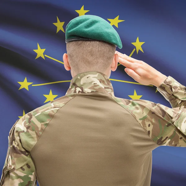 Soldado, saudando a Estado EUA bandeira série conceitual - Indiana — Fotografia de Stock