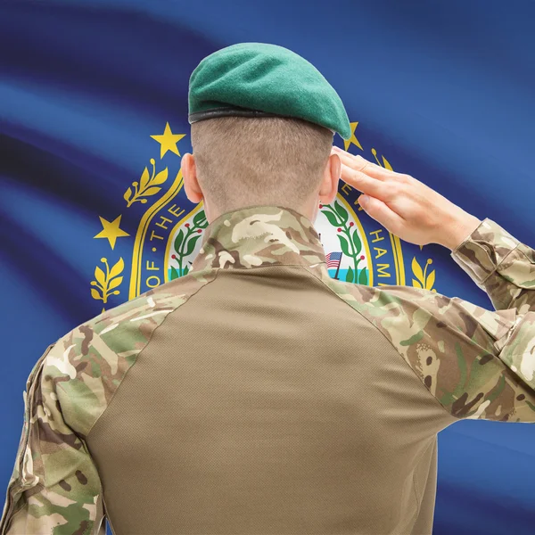 Soldier saluting to USA state flag conceptual series - New Hamps — Stockfoto
