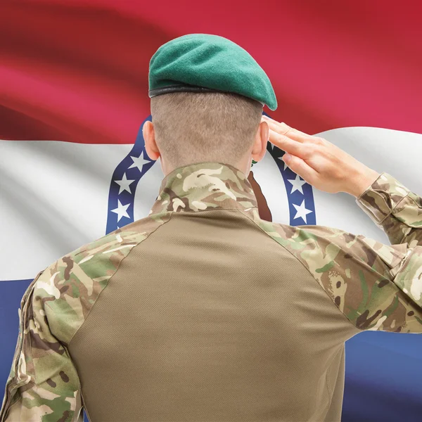 Soldier saluting to USA state flag conceptual series - Missouri — Stock Photo, Image