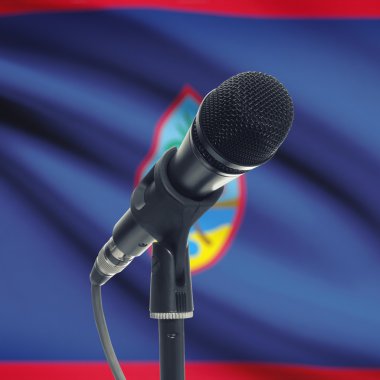 Arka plan - Guam Ulusal bayrağını ile stand mikrofon