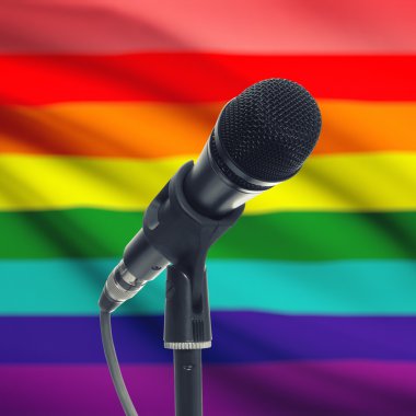 Arka plan - Lgbt Ulusal bayrağını ile stand mikrofon
