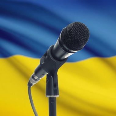 Arka plan - Ukrayna Ulusal bayrağını ile stand mikrofon