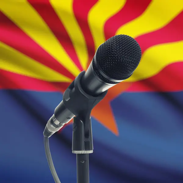 Micro sur pied avec nous d'État drapeau sur fond - Arizona — Photo