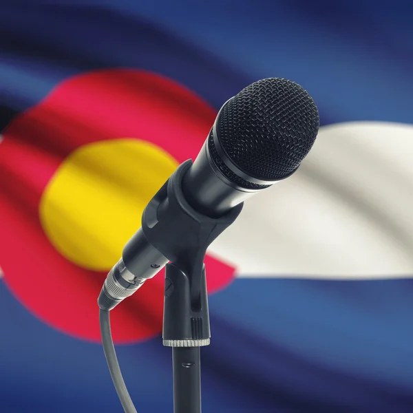 Microfoon op stand met ons staat vlag op achtergrond - Colorado — Stockfoto