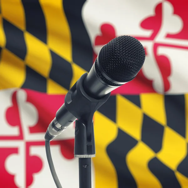 Mikrofon na stojaku z nami państwa bandery na tle - Maryland — Zdjęcie stockowe