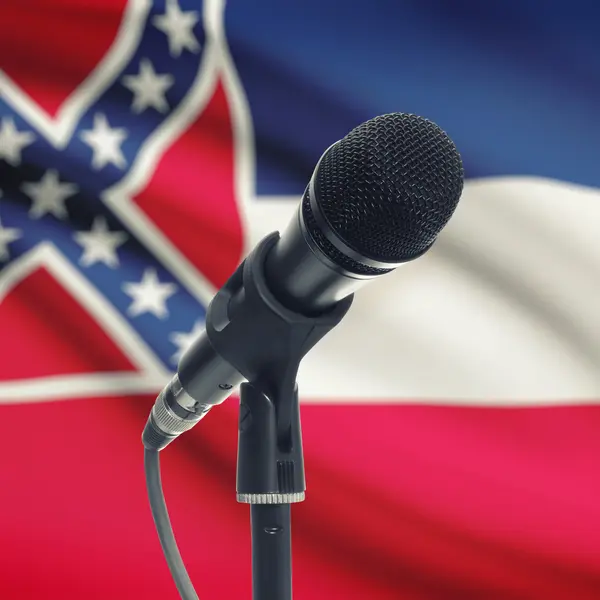 Microphone sur pied avec nous état drapeau sur fond - Mississip — Photo