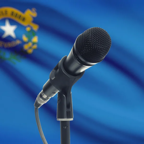 Microfoon op stand met ons staat vlag op achtergrond - Nevada — Stockfoto