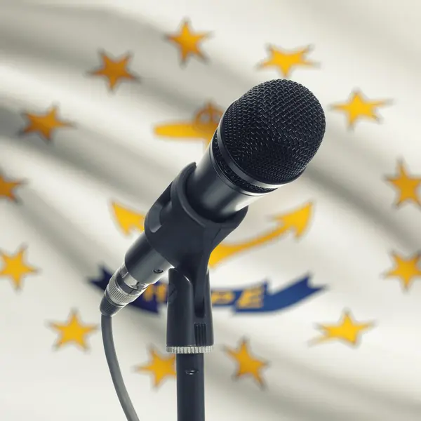 Mikrofon auf Stand mit uns Staatsflagge auf den Hintergrund - Rhode Isl — Stockfoto