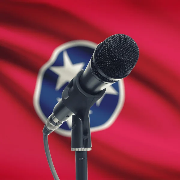Micrófono en pedestal con nosotros estado de bandera en el fondo - Tennessee —  Fotos de Stock
