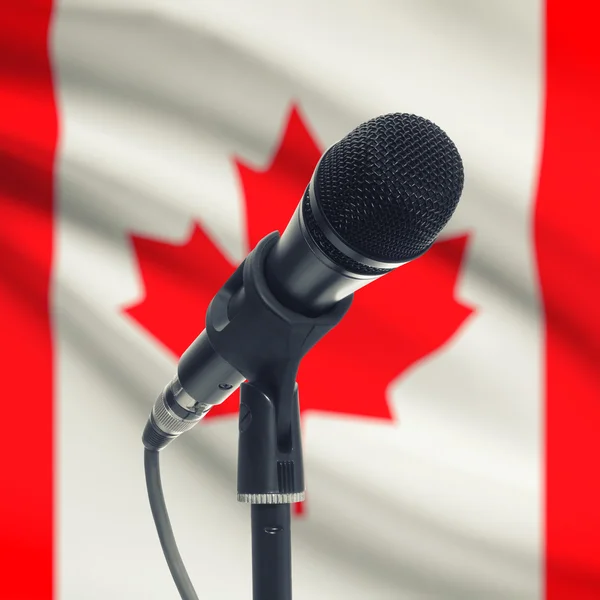 Micrófono en pedestal con bandera nacional de Fondo - Canadá —  Fotos de Stock