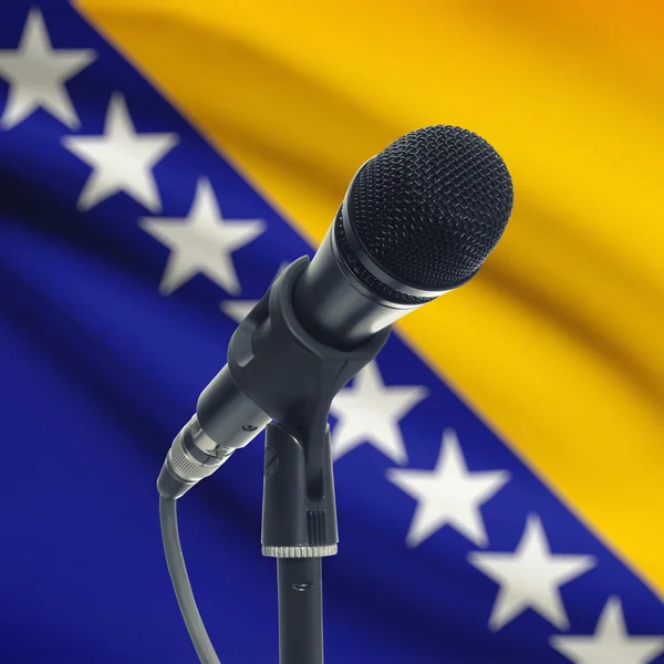 Microphone sur le stand avec le drapeau national sur le fond - Bosnie une — Photo