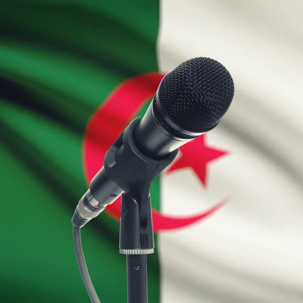 Microphone sur pied avec un drapeau national sur fond - Algérie — Photo