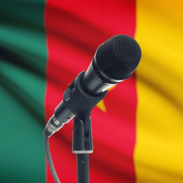 Mikrofon na stojaku z flagi narodowej na tle - Kamerun — Zdjęcie stockowe