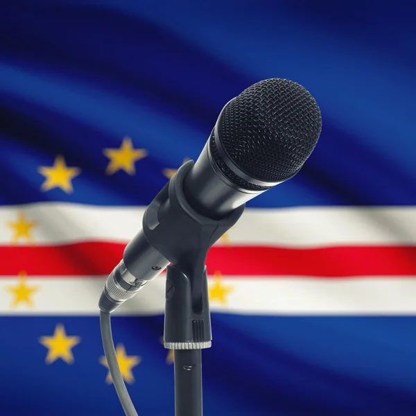 Microphone sur le stand avec le drapeau national sur le fond - Cap Verd — Photo