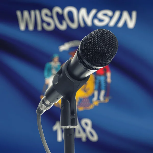 Mikrofon na stojaku z nami państwa bandery na tle - Wisconsin — Zdjęcie stockowe