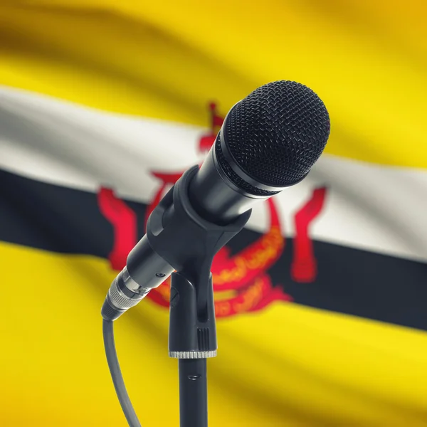 Microphone sur pied avec un drapeau national sur fond - Brunei — Photo