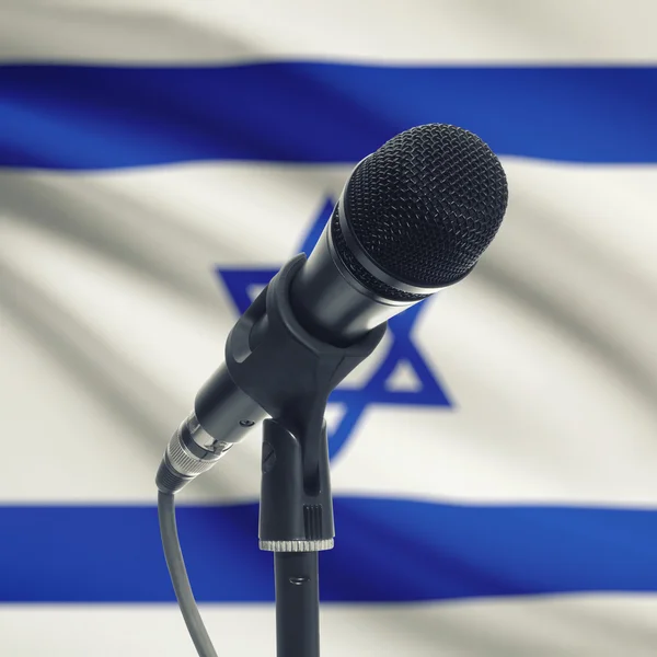 Microfono sul basamento con la bandiera nazionale su priorità bassa - Israele — Foto Stock