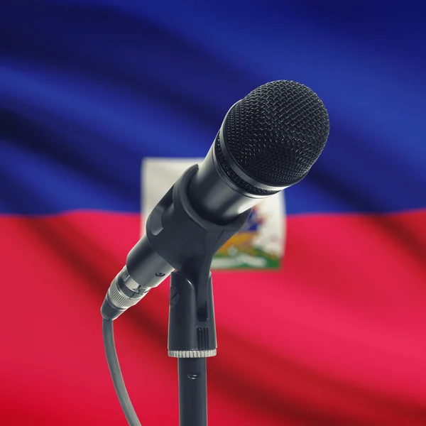 Microphone sur pied avec un drapeau national sur fond - Haïti — Photo
