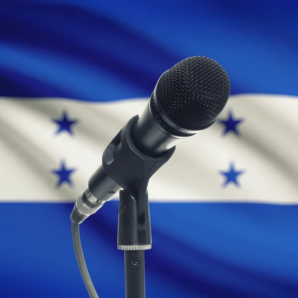Microphone sur pied avec un drapeau national sur fond - Honduras — Photo