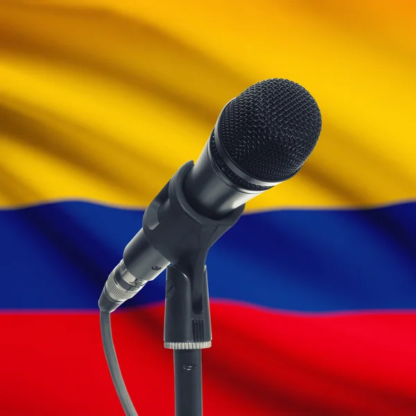 Micrófono en pedestal con bandera nacional de fondo - Colombia — Foto de Stock