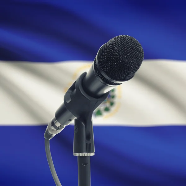 Microphone sur le stand avec le drapeau national sur le fond - El Salvad — Photo
