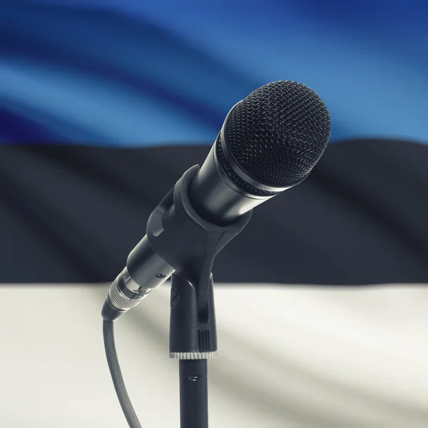 Microphone sur pied avec un drapeau national sur fond - Estonie — Photo