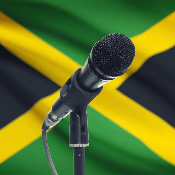 Мікрофон на стенді з національного прапора на фоні - Ямайка — стокове фото