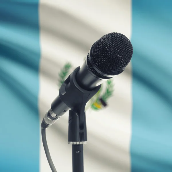 Microphone sur pied avec un drapeau national sur fond - Guatemala — Photo