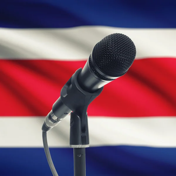Microphone sur le stand avec le drapeau national sur le fond - Costa Ric — Photo