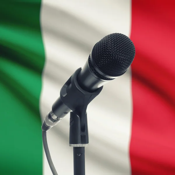 Mikrofon na stojaku z flagi narodowej na tle - Włochy — Zdjęcie stockowe