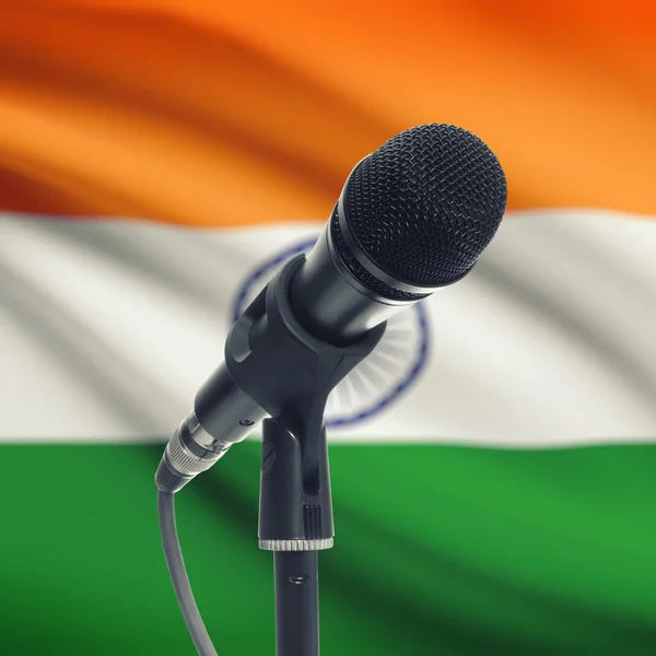 Микрофон на подставке с национальным флагом на фоне - Индия — стоковое фото