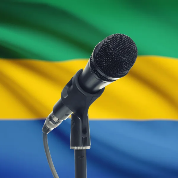 Microphone sur pied avec un drapeau national sur fond - Gabon — Photo