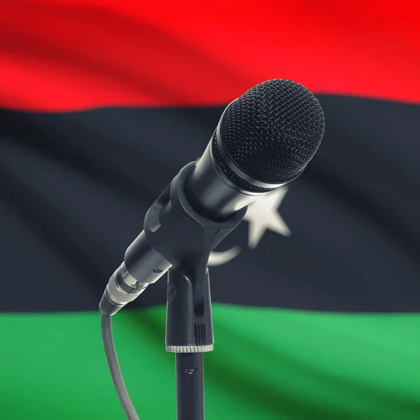 Microfono sul basamento con la bandiera nazionale su priorità bassa - Libia — Foto Stock