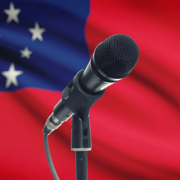 Microphone sur pied avec un drapeau national sur fond - Samoa — Photo