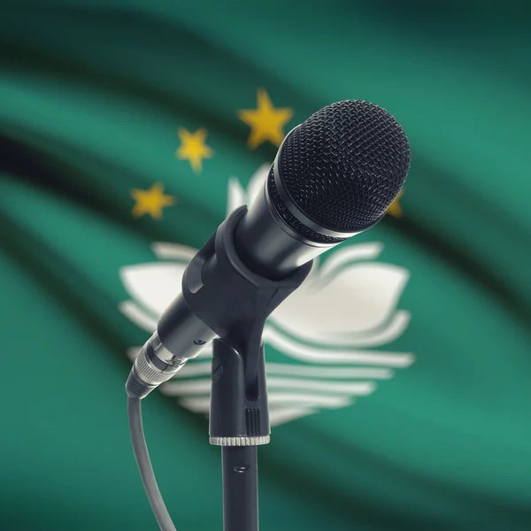 Micrófono en pedestal con bandera nacional de fondo - Macao —  Fotos de Stock