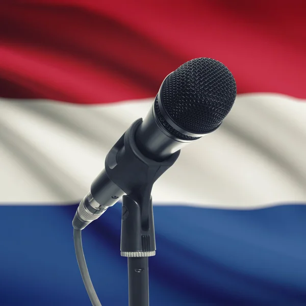 Microphone sur le stand avec le drapeau national sur le fond - Netherlan — Photo