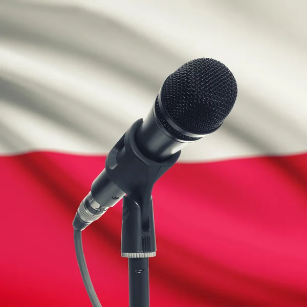 Мікрофон на стенді з національного прапора на фоні - Польща — стокове фото