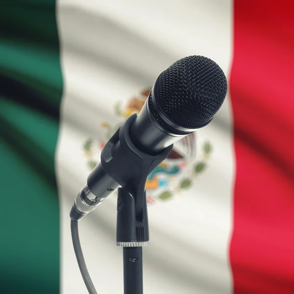 Microfono sul basamento con la bandiera nazionale su priorità bassa - Messico — Foto Stock