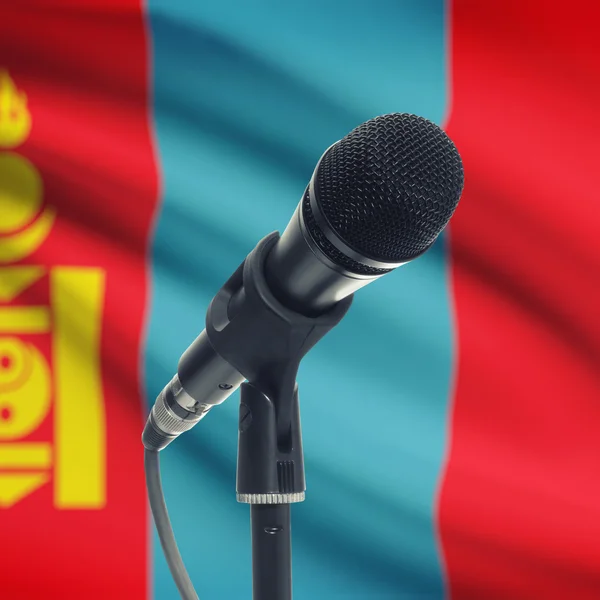 Mikrofon am Stand mit Nationalflagge auf Hintergrund - Mongolei — Stockfoto