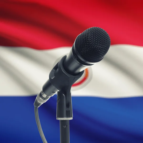 Microphone sur pied avec un drapeau national sur fond - Paraguay — Photo